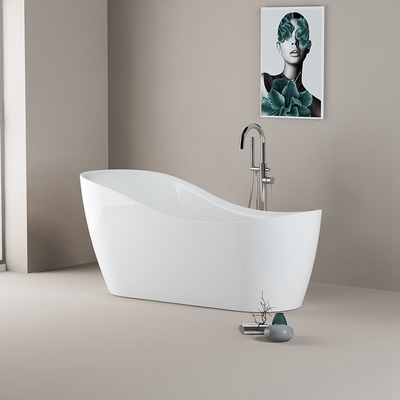 Banheiro contemporâneo freestanding banheira de imersão com colocação de dreno central