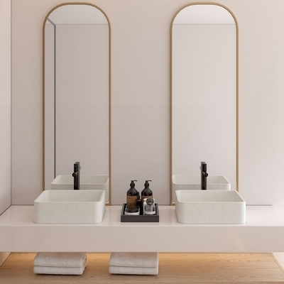 Bacia de lavagem de concreto de forma quadrada com localização do dreno central em design funcional
